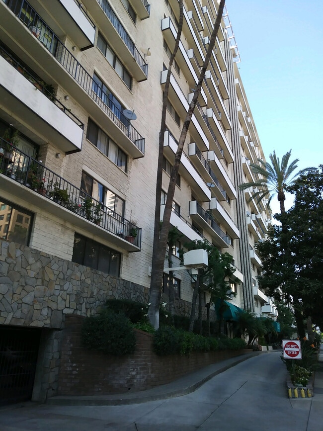 Building Photo - 10535 Wilshire Blvd Unit 1002 Rental