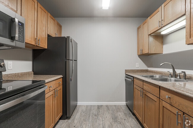 2BR, 1BA - 760SF - Kitchen - Maplewood Square Apartments