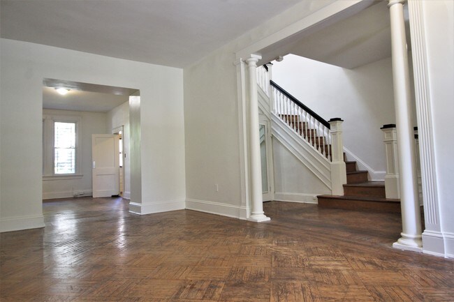 Photo - 328 E 33rd St