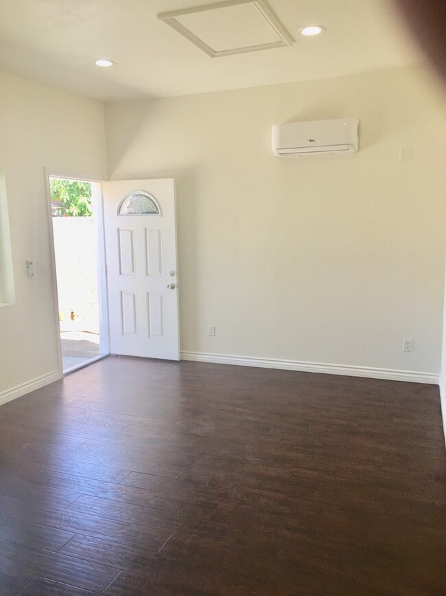 Photo - 1046 Laurel Ave Unit Studio 1040