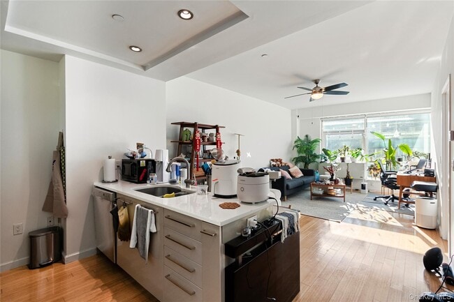 Building Photo - 24-15 Queens Plaza N Unit 3B