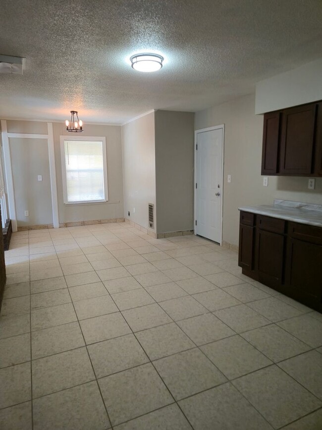 Photo - Spacious 3BD/1B Family home
