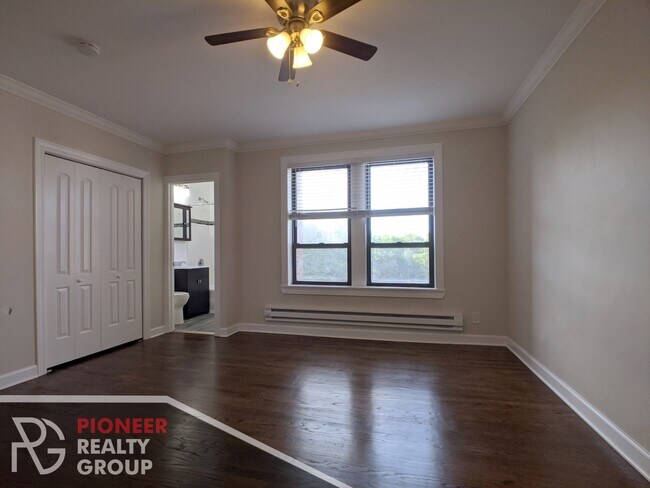 Building Photo - 3340 N Marshfield Ave Unit #402 Rental