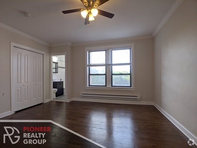 Building Photo - 3340 N Marshfield Ave Unit #402 Rental