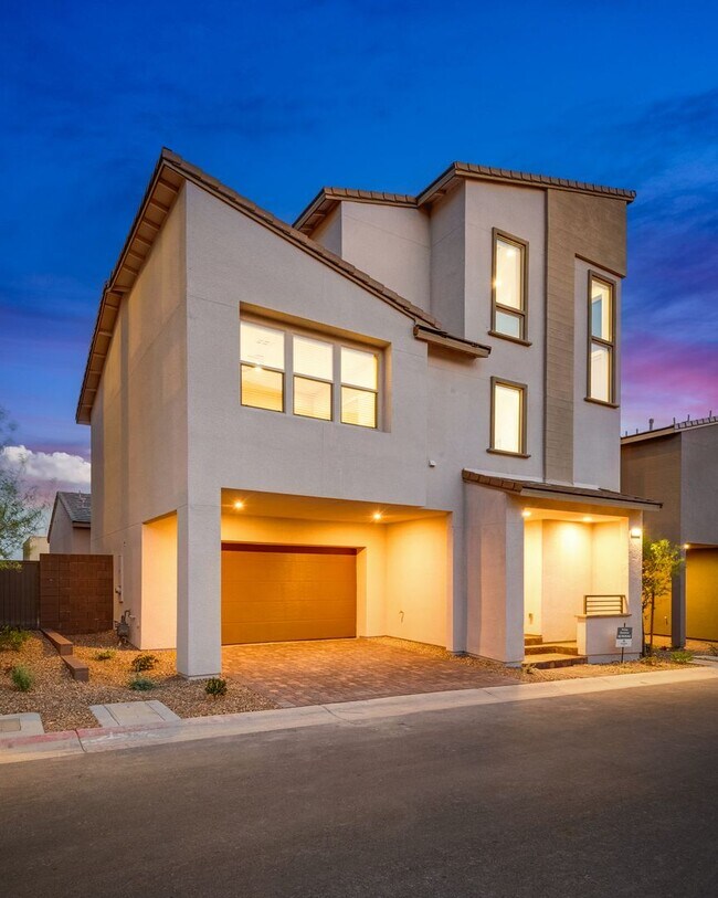 Photo - Tri-Level Three Bedroom Home with Spectacular City & Mountain Views