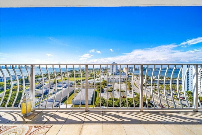 Building Photo - 7601 E Treasure Dr Unit 1802