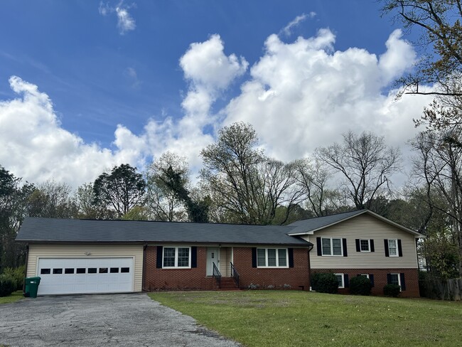 Photo - 333 Chapman Rd