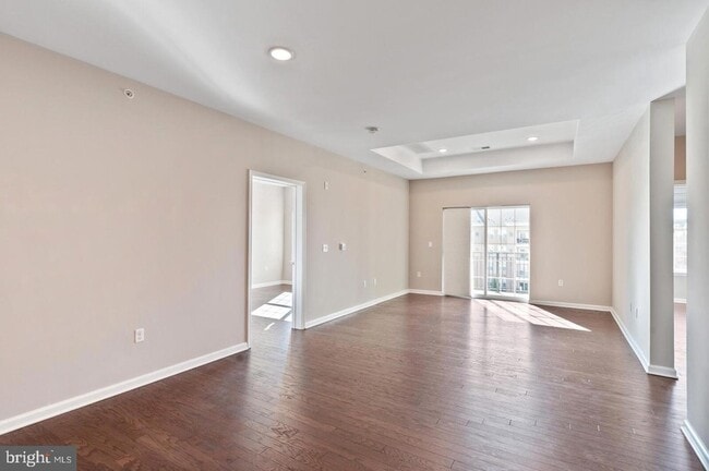 Photo - 944 Halifax Pl