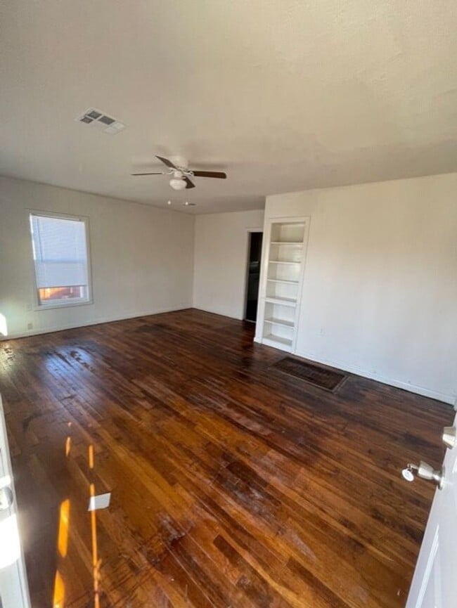 Photo - 2212 Jane St