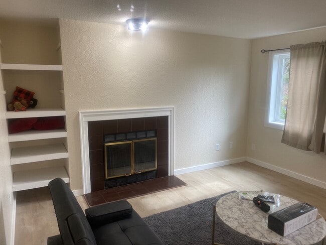 930 Carlanna Lake Rd