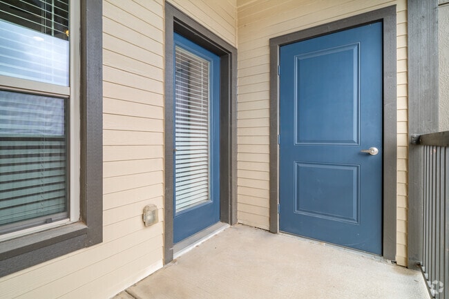 1BR, 1BA - 677SF - Balcony