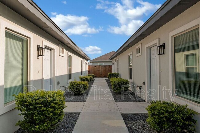 Photo - 1001 W La Pointe Ave Unit Apt 2