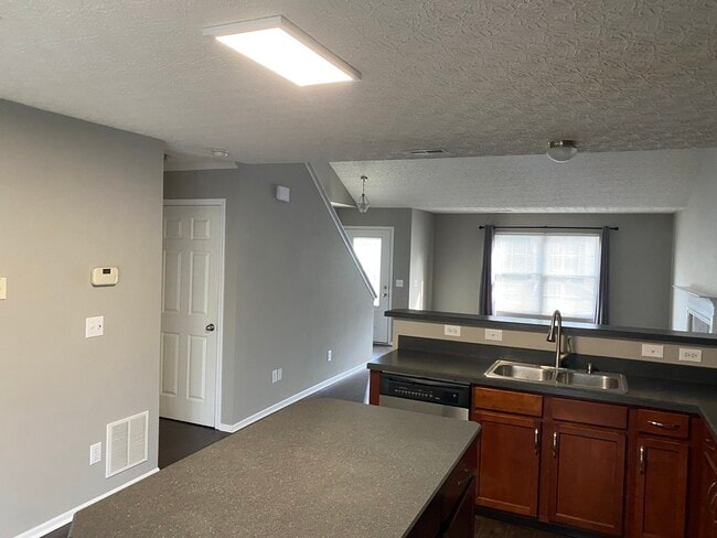 De la cocina a la sala de estar - 5974 Canyon Creek Dr