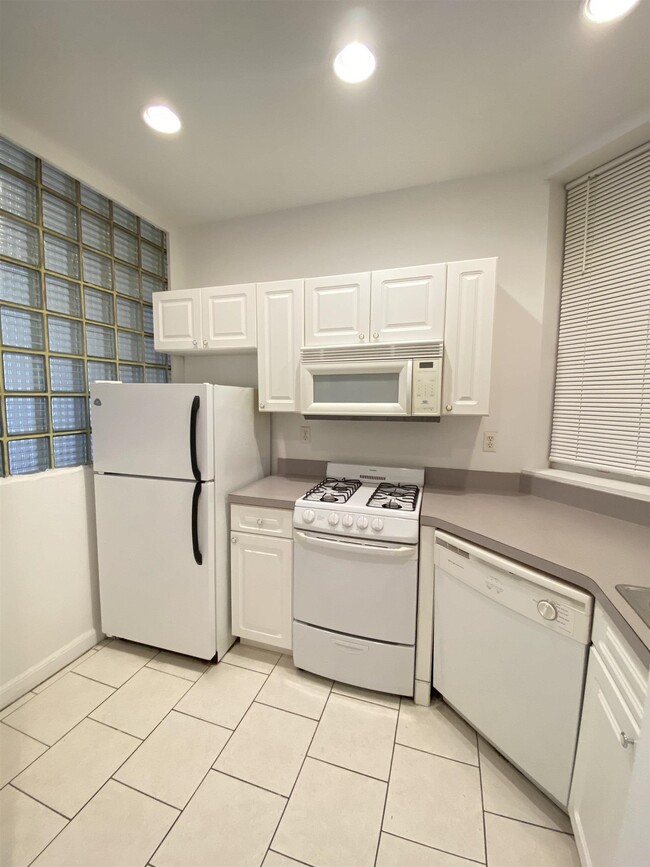 Building Photo - 410 Washington St Unit 1