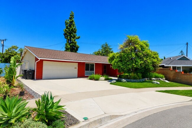 Photo - Large 6 Bedroom - Huge Yard - Students Welcome