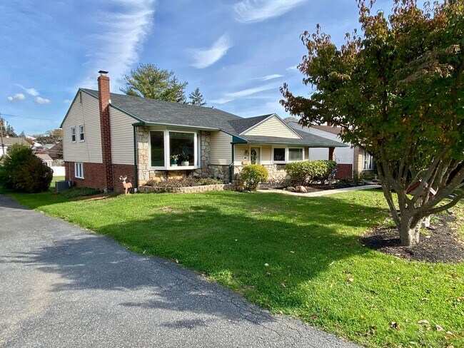 Gorgeous 3-Bedroom Single Family Home in B... - Gorgeous 3-Bedroom Single Family Home in B...
