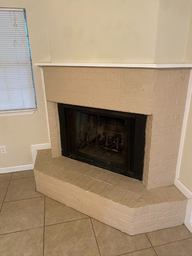 Photo - Gorgeous Two Bedroom With Fireplace & Vaulted Ceilings!