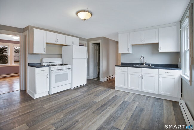 Building Photo - 31 Tyler Ave Unit 2