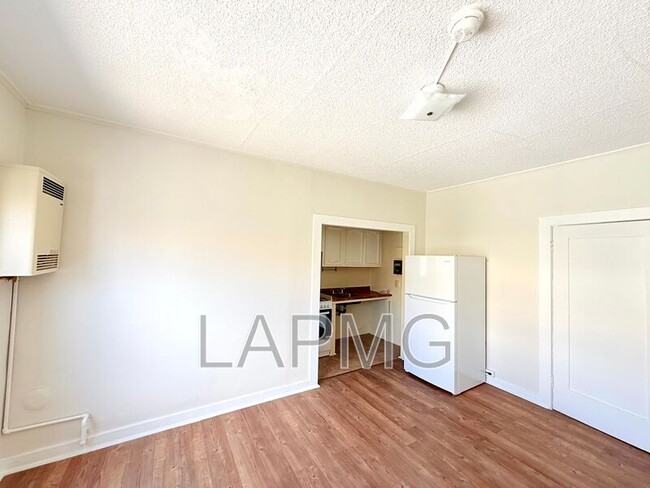 1614 N Kenmore Ave