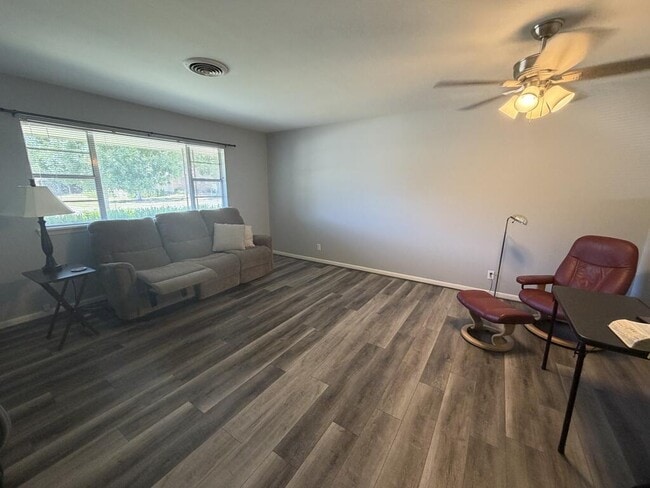 Photo - 802 Lake Dr