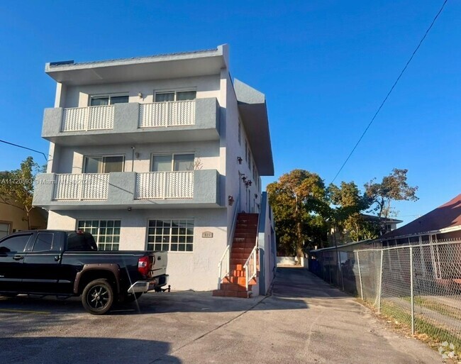 Building Photo - 835 NW 2nd St Unit 5 Rental