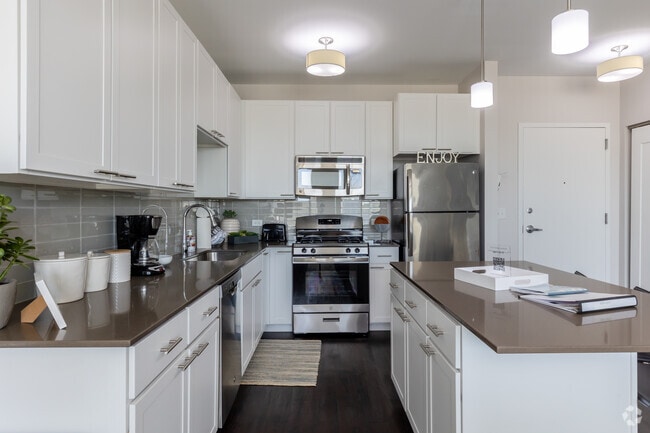 1BR, 1BA - 779SF - Kitchen