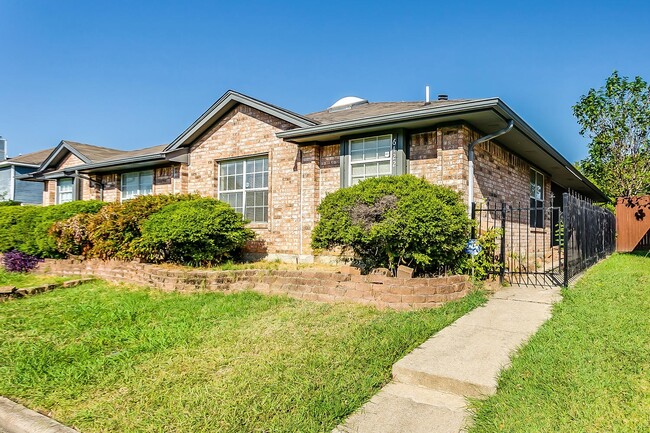 Building Photo - Cute 3 Bedroom 2 Bath 2 Car Garage One Sid... Rental