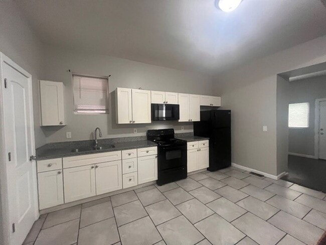 Building Photo - 3220 Nebraska Ave Unit 1F