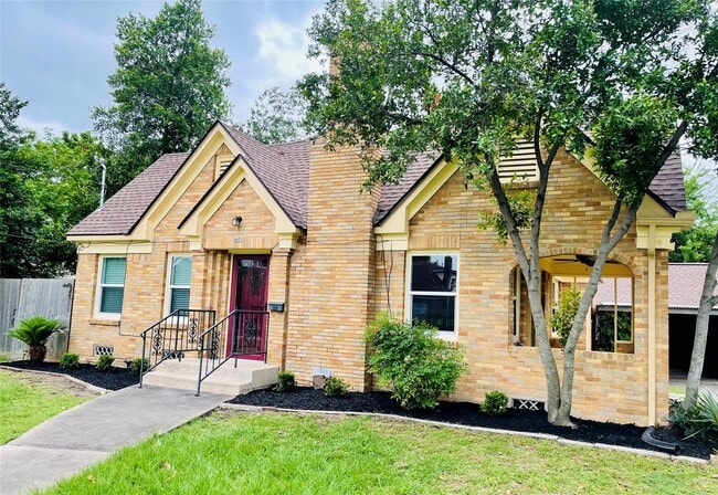 Photo - 704 Sue St House