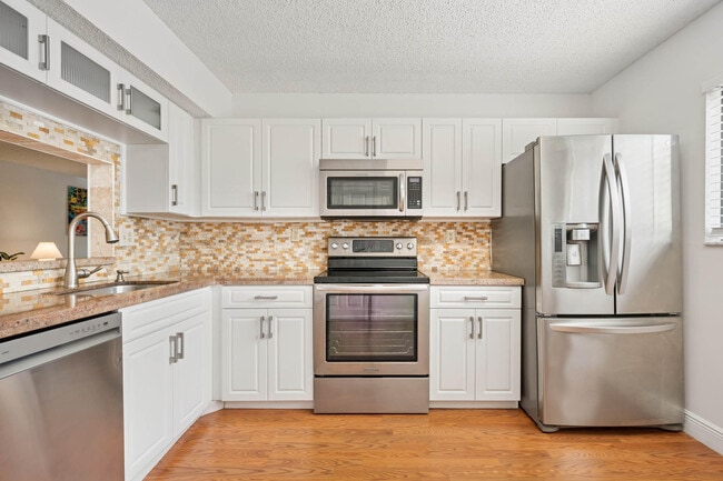 Building Photo - 15450 Pembridge Dr Unit 192