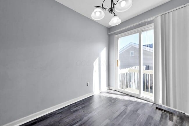 Photo - 8326 Bruntsfield Rd