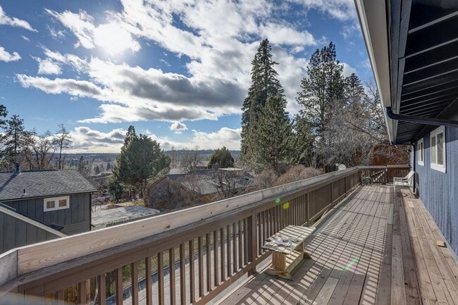 Building Photo - Fantastic west side location with gorgeous views!
