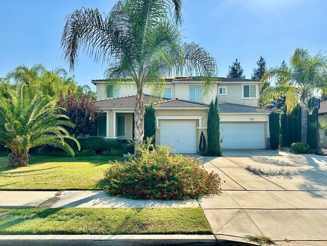 Building Photo - HUGE 5/3 Sanger Home with SOLAR