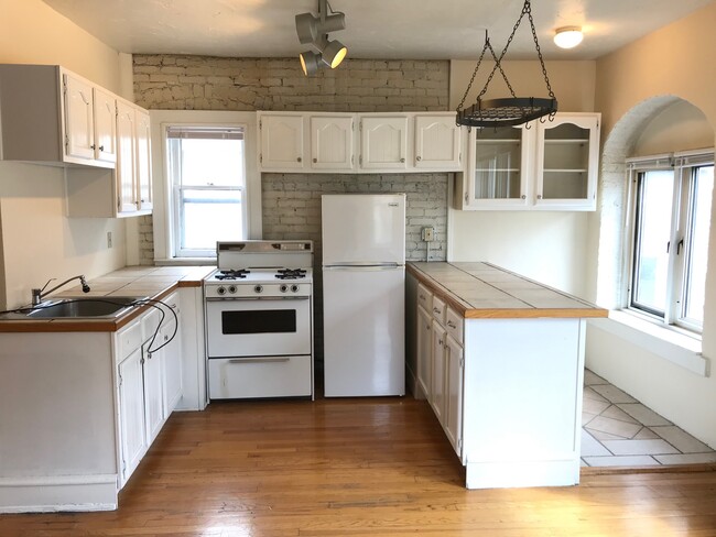 Building Photo - 1233 Marshall / 1222-36 Cass Rental