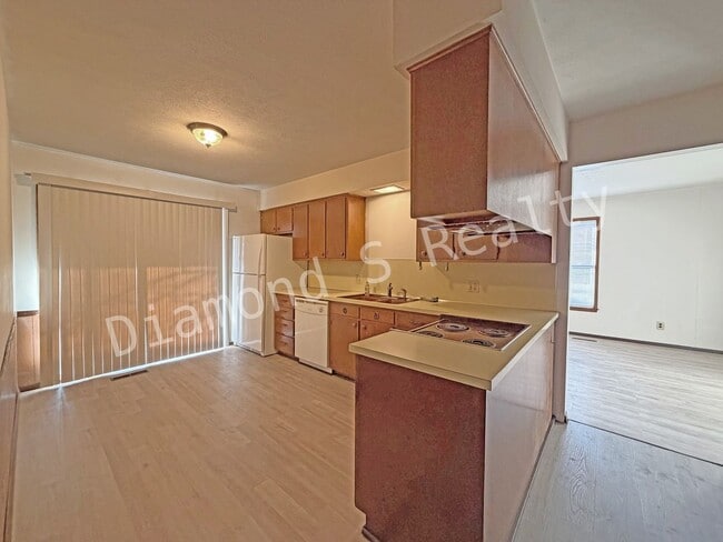Photo - Cute 2 bedroom Duplex Unit Available Now!