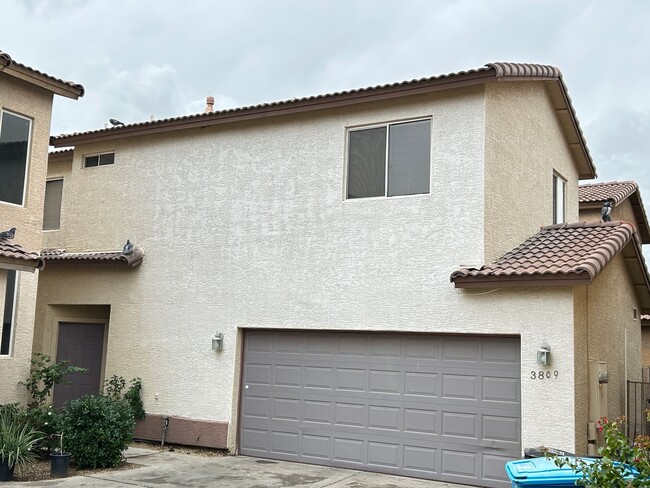 Building Photo - 3 Bedroom 2 1/2 Bathroom Freshly painted & carpet, Close to Grand Canyon University