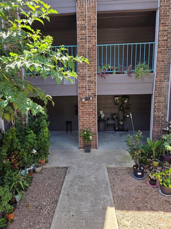 Building Photo - 1840 Burton Dr Unit 142