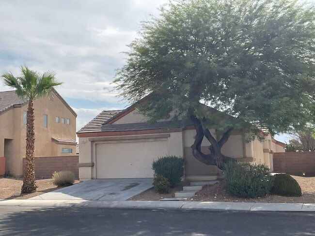 Building Photo - Spacious 3-bedroom, 2-bath, 2 car garage