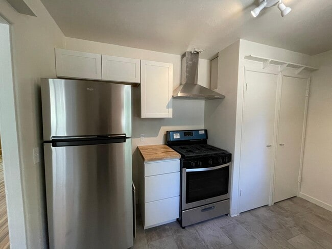 Photo - 705 W Roseburg Ave