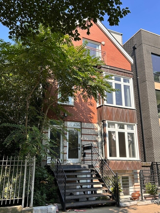 Building Photo - 2506 N Greenview Ave Rental