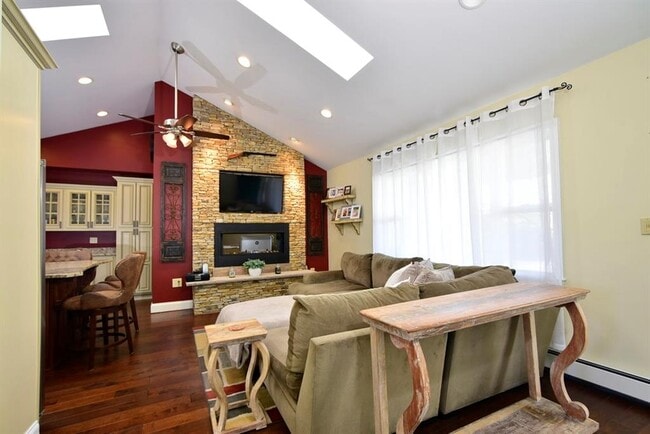 Photo - 62 Reposa Sq