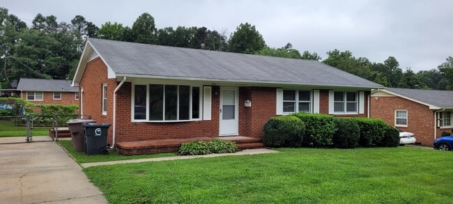 Building Photo - 2111 Carpenter St Rental