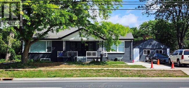 Photo - 730 Cabana Road W