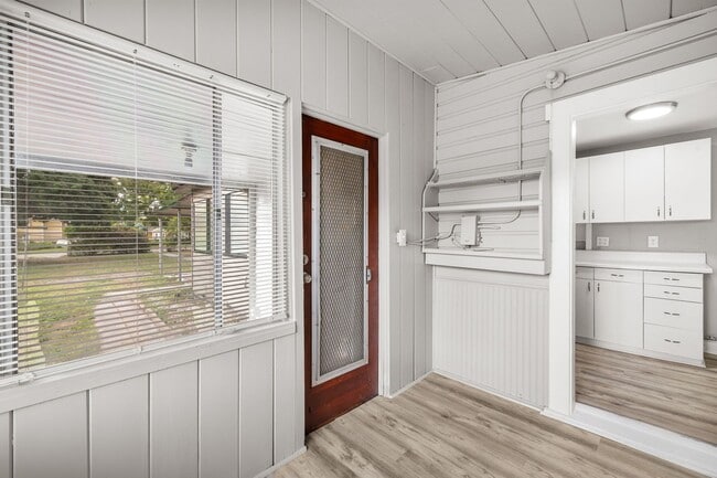 Photo - $25 Drive by & Apply for Beds 2 Bath House...