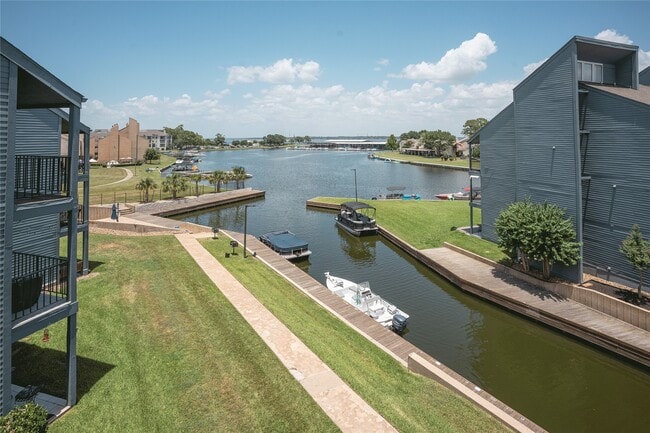 Building Photo - 12500 Melville Dr Unit 338D