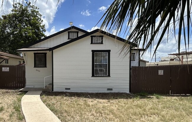 Building Photo - 2322 W Olmos Dr Rental