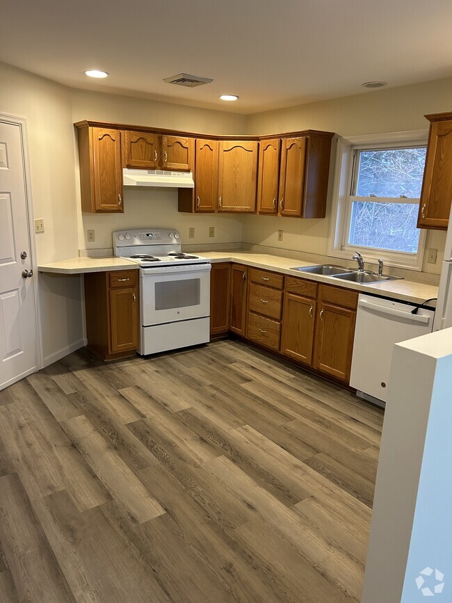 Kitchen - Maple Tree Apartments