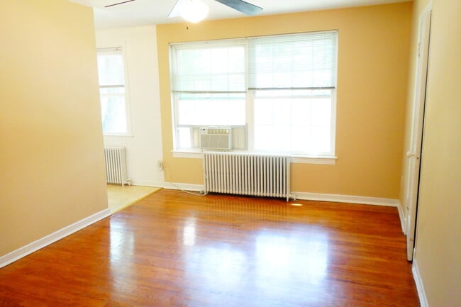 Building Photo - 8400 Greenwood Ave