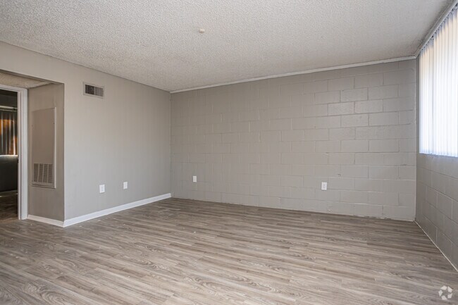 2BR, 1BA - 686SF