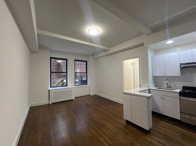 Building Photo - 140 E 46th St Unit 1R Rental